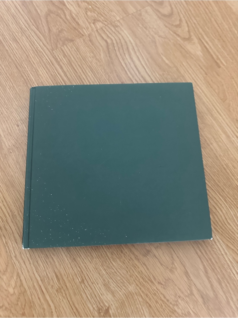 Dark Green Hardcove ‘Tuscany and it’s wine’ coffee table book